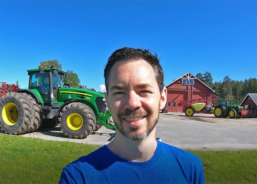 Daglig leder i kamerasenteret, Thomas Engesland ute og tester kamera med kunde Pål H Dobloug Maskin AS