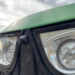 MS16 MS17 MS18 lite kamera i skrått hus i grillen på John Deere