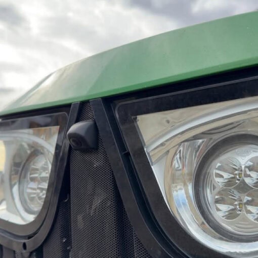 MS16 MS17 MS18 lite kamera i skrått hus i grillen på John Deere