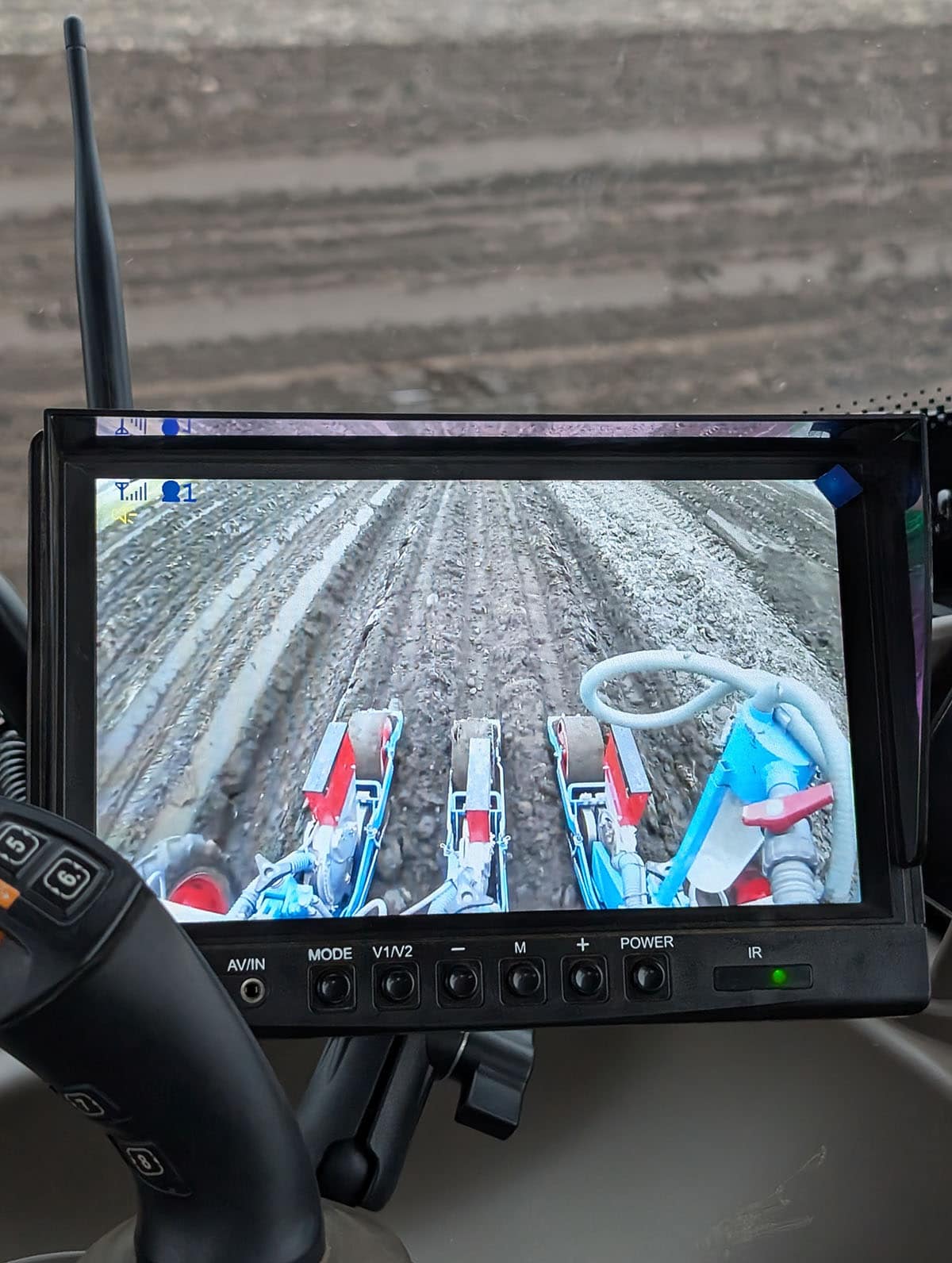 Trådløst kamera på gulrot-såmaskin